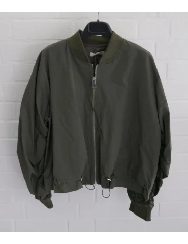 Olivgrüner Blouson mit silbernem Reißverschluss auf Bügel