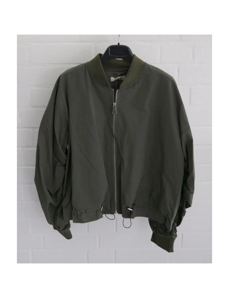 Olivgrüner Blouson mit silbernem Reißverschluss auf Bügel Olivgrüner Blouson mit silbernem Reißverschluss auf Bügel