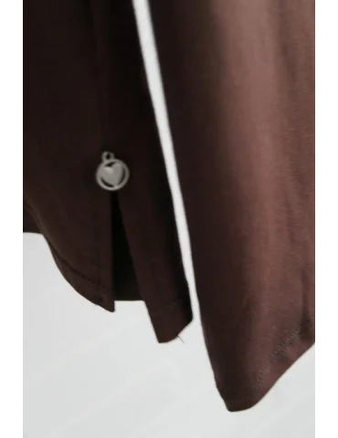 Nahaufnahme Herzanhänger am Bund