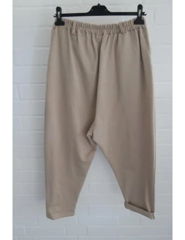 Rückansicht Baggy Hose beige für Damen mit tiefem Schritt und Bundfalten