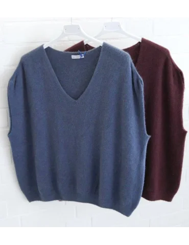 Ein aubergine und ein jeansblauer Pullunder mit V-Ausschnitt