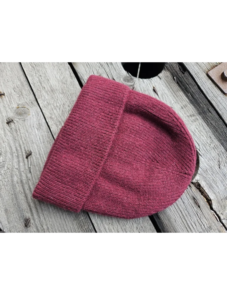 Weinrote Damen Strickmütze glatt gestrickt mit Umschlag