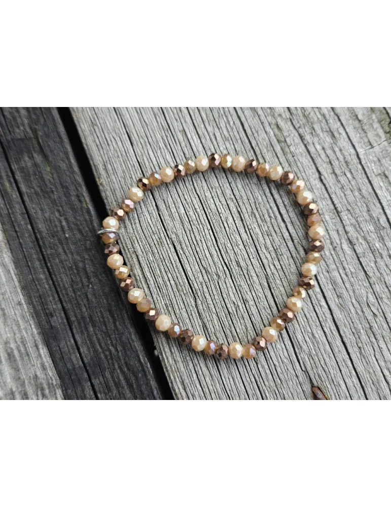 Kristallarmband für Damen in braun beige auf Holzuntergrund