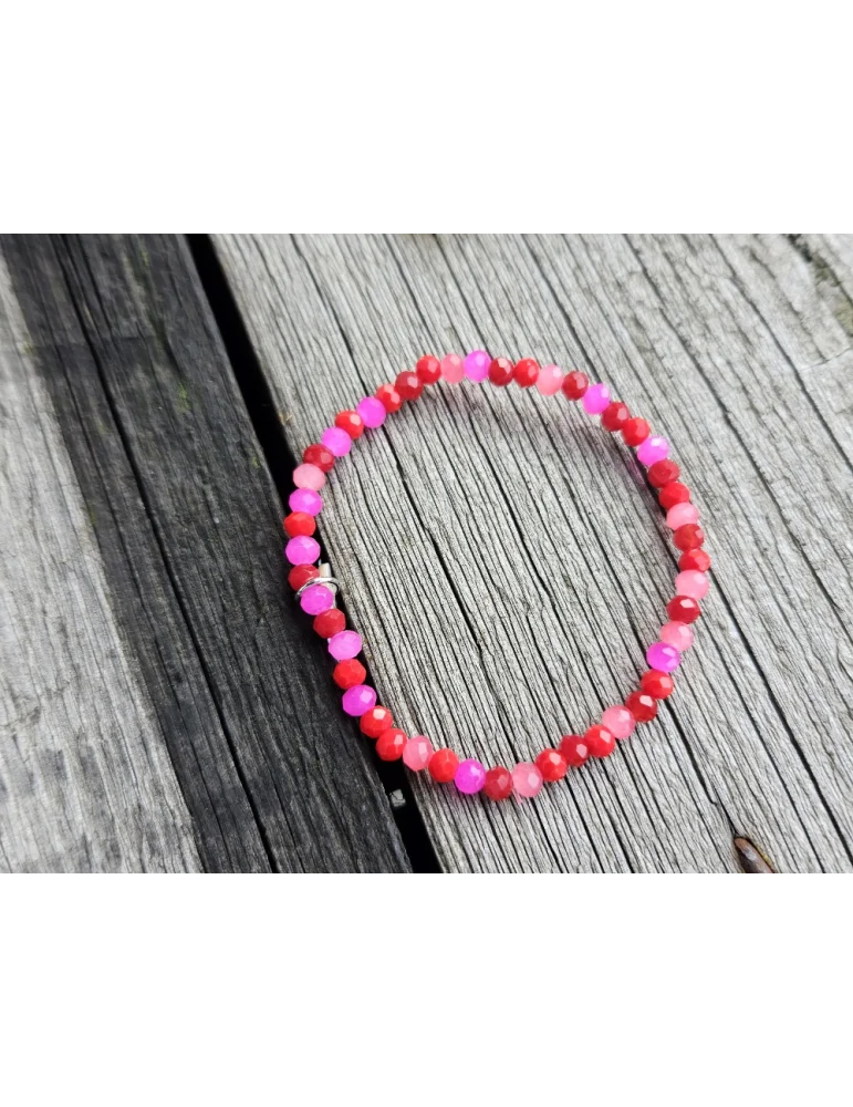 Kristallarmband für Damen in rot pink auf Holzuntergrund