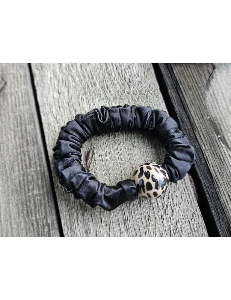 Schwarze Satin Haargummi für Damen mit Leogemusterter Perle