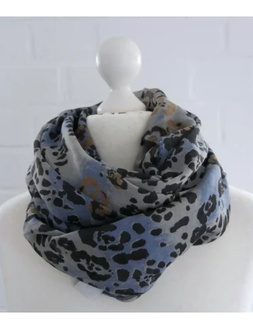 Nahaufnahme Seiden Baumwoll Schal in jeansblau mit schwarz und camelfarbenem Leo und Blumen Muster