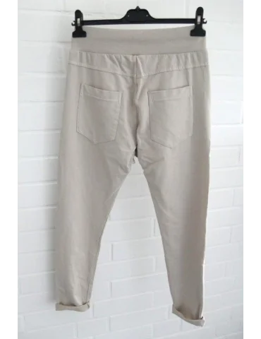 Rückansicht Jogginghose in beige mit Kordelzug und Eingrifftaschen