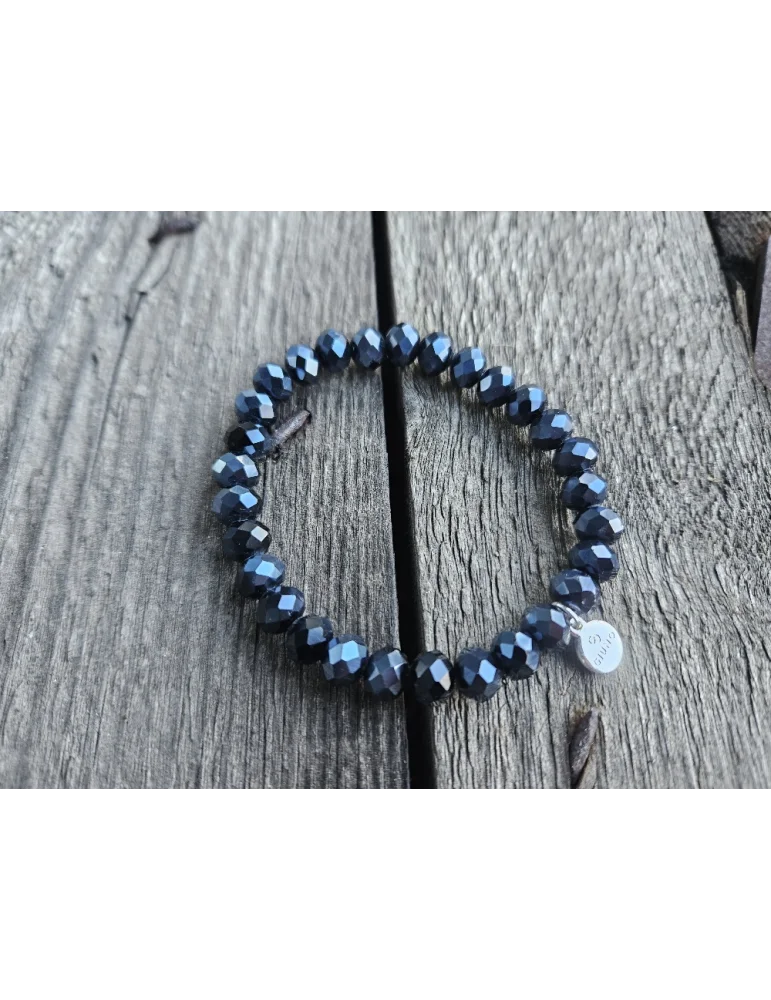 Dunkelblaues Kristall Armband auf Holzuntergrund
