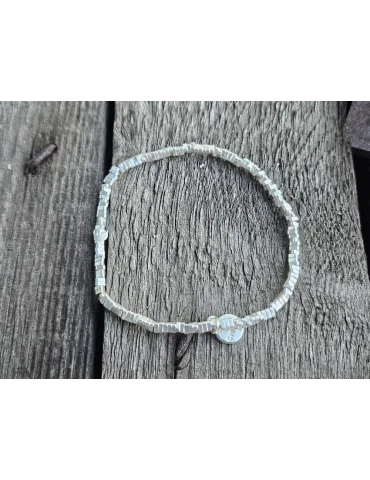 Damen Armband elastisch mit kleinen Mini Plättchen auf Holzuntergrund