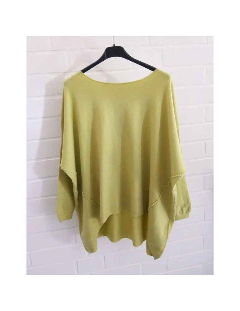 Damen Vokuhila Pullover pistazie vor weißer Wand