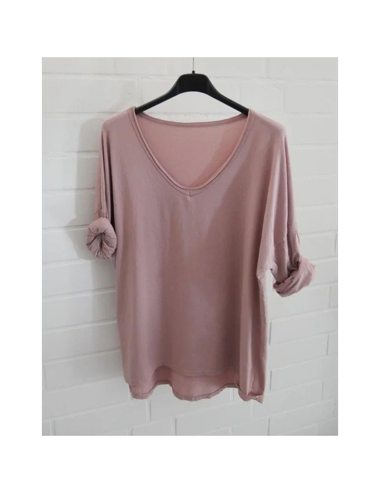 Rosefarbenes Damen langarm Shirt mit V-Ausschnitt vor weißer Wand