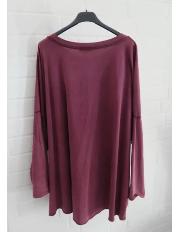 Rückansicht Weinrotes Longshirt mit weitem, fließendem Schnitt auf Kleiderbügel