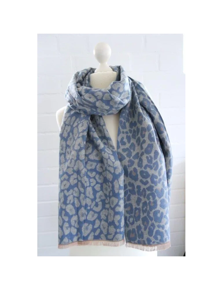 Kuscheliger Schal in Blau und Grau mit Leopardenmuster, präsentiert an einer Schneiderbüste