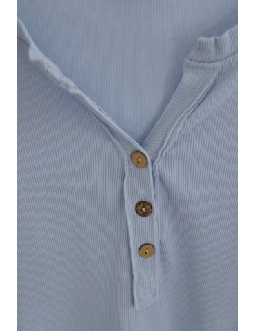 Nahaufnahme Knopfleiste des hellblauen Damen Rippenshirt