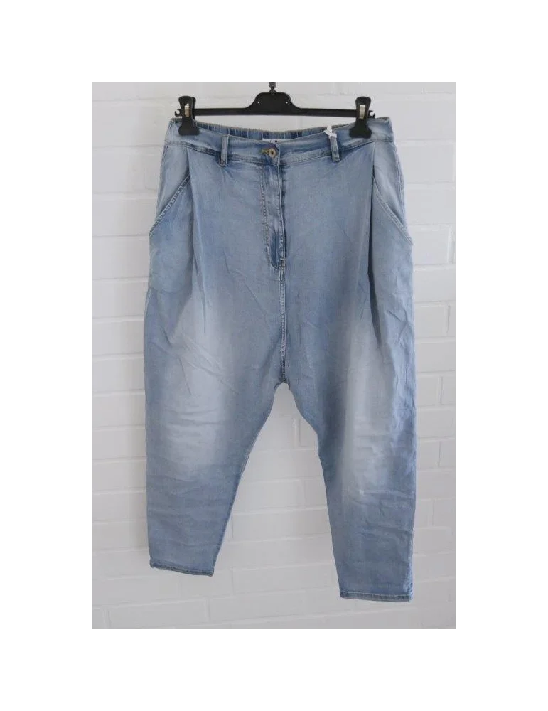 Helle Baggy Jeans für Damen mit Gummi Bund und lockerer Passform auf weißem Hintergrund
