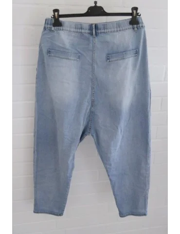 Rückansicht Helle Baggy Jeans für Damen mit Gummi Bund und lockerer Passform auf weißem Hintergrund
