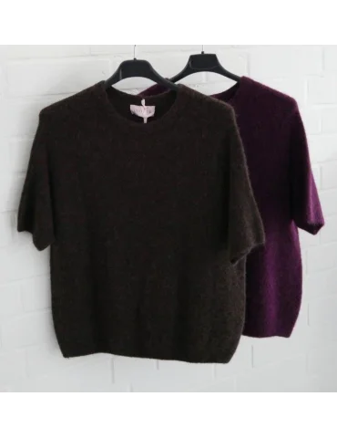 Flauschige Kurzarm-Pullover in Braun und Aubergine auf Kleiderbügeln