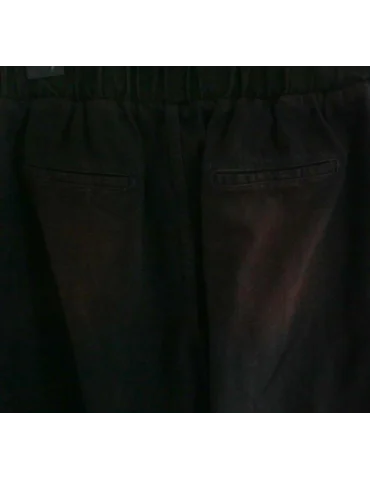 Nahaufnahme Hose braun schwarz verwaschen von den hinteren Taschen