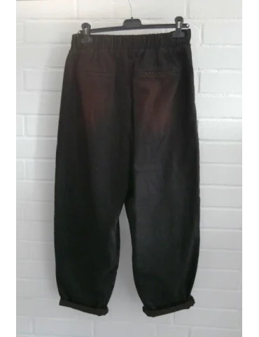Rückansicht Braun Schwarze Jeanshose mit Gummibund und umgeschlagenem Saum