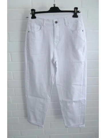 Weiße Damenhose mit weitem Bein vor weißer Wand