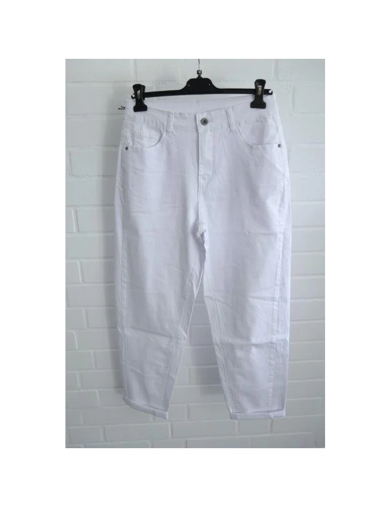 Weiße Damenhose mit weitem Bein vor weißer Wand