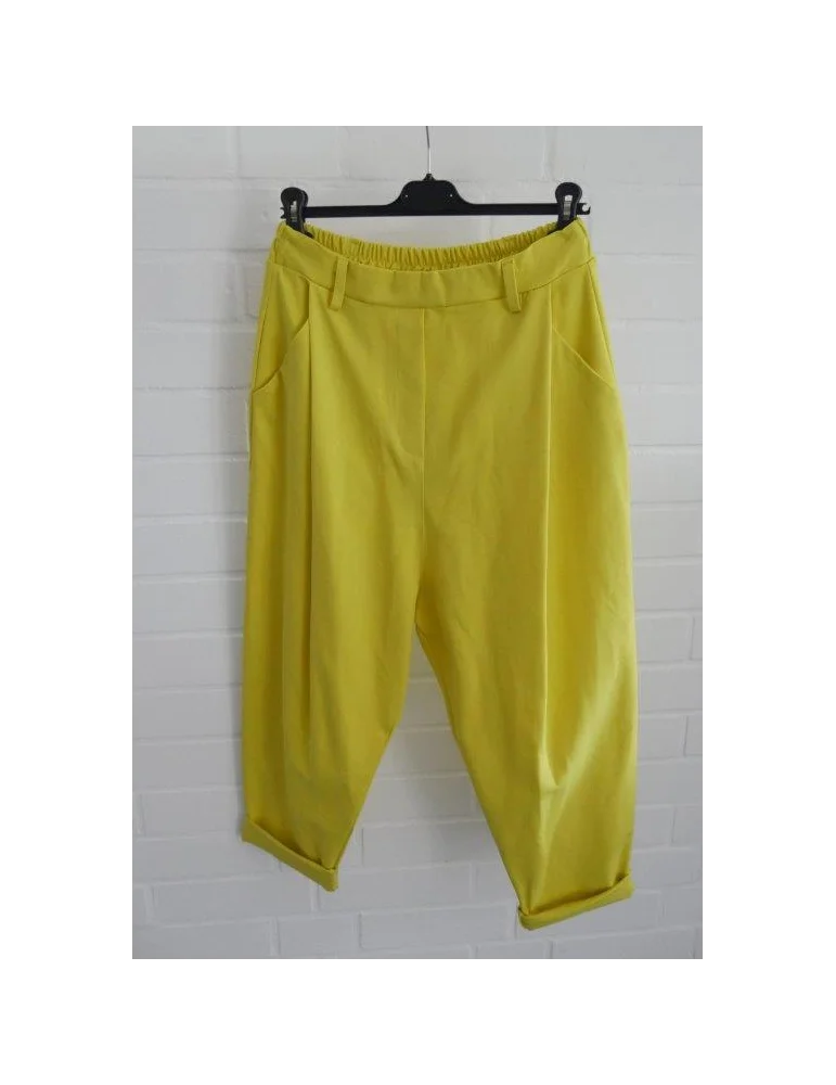 Damen Baggy Hose in der Farbe Gold Kiwi vor weißer Wand