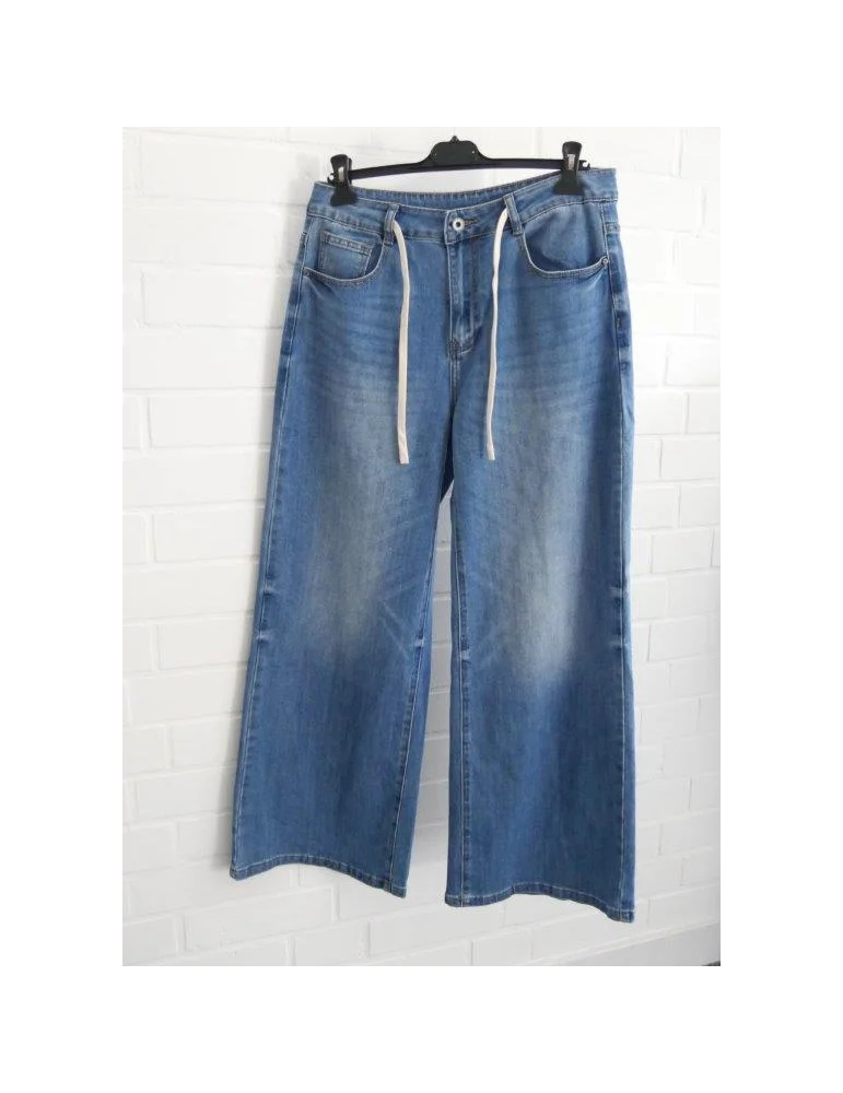 Marlene Jeans Hose für Damen in blau mit Kordelzug im Bund vor weißer Wand