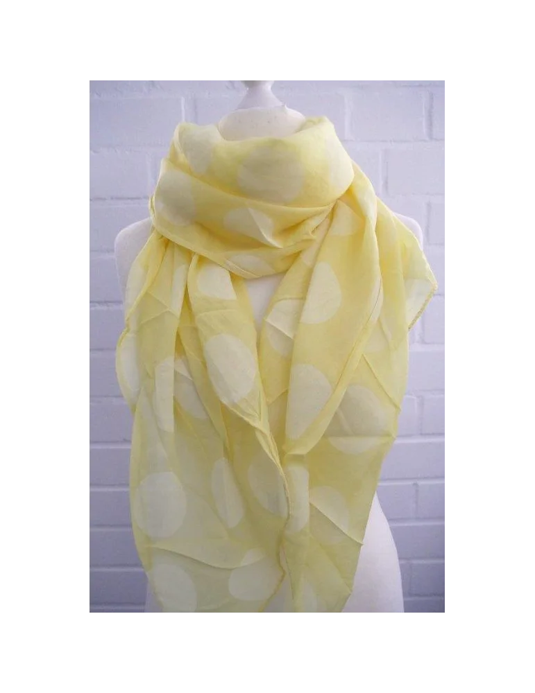 Gelber Schal mit weißen Riesenpunkten auf einem Torso