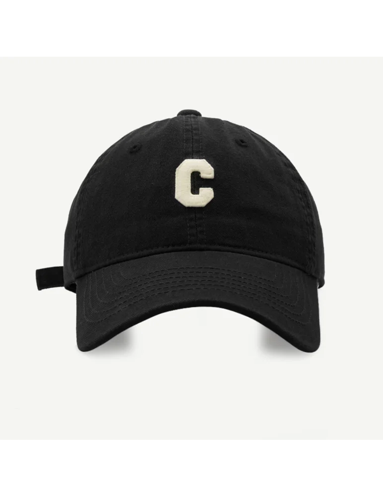Verstellbare schwarze Kappe mit cremefarbenem C vorne