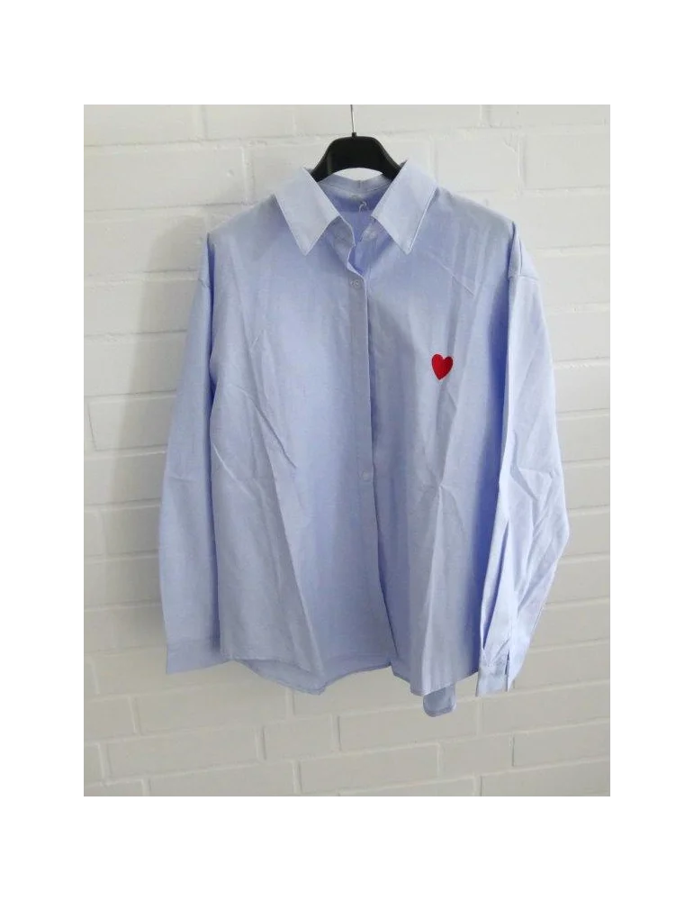 Hellblaue Bluse mit kleinem roten Herz auf der Brust