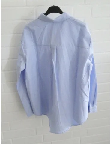 Rückansicht Hellblaue Bluse mit kleinem roten Herz auf der Brust