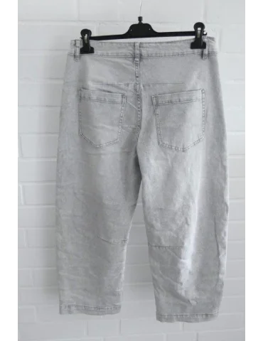 Rückansicht Graue 7/8 Jeanshose mit weitem Bein und breitem Saum