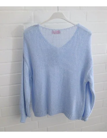 Rückansicht Hellblau gestrickter Damenpullover mit V-Ausschnitt auf Kleiderbügel vor weißer Wand