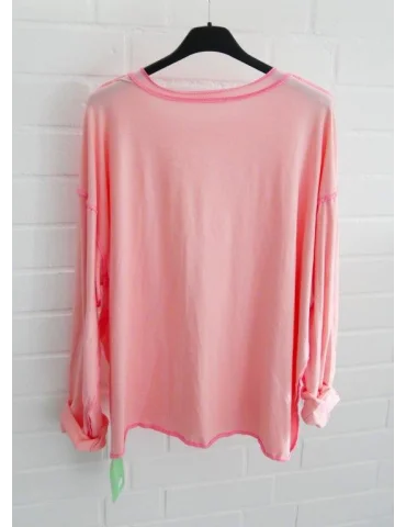 Rückansicht Damen Oversize Longshirt in Peach mit pinken Ziernähten im Inside-out Look