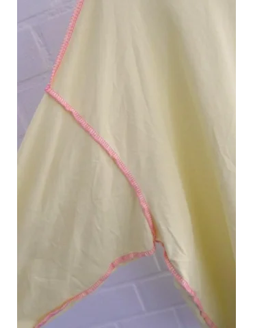 Nahaufnahme Ärmel des Damen Oversize Longshirt in Gelb mit Neon Ziernähten im Inside-out Look