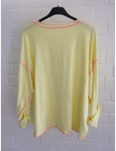Rückansicht Damen Oversize Longshirt in Gelb mit pinken Ziernähten im Inside-out Look