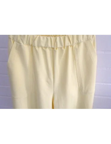 Nahaufnahme Gelbe Stoffhose mit elastischem Bund und lockerem Schnitt
