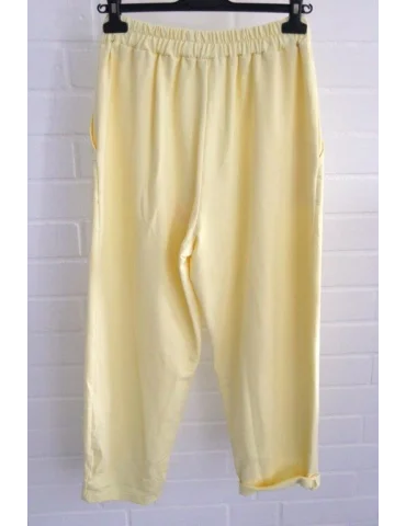 Rückansicht Gelbe Stoffhose mit elastischem Bund und lockerem Schnitt