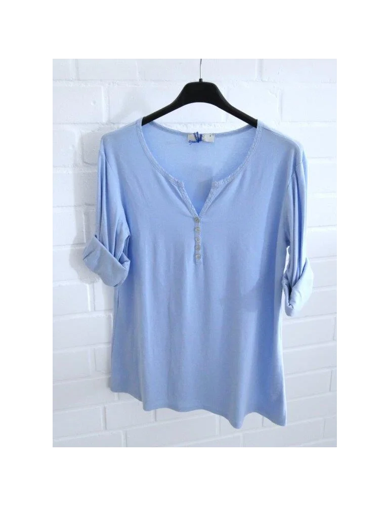 Hellblaues Damen-Shirt mit Henley-Ausschnitt und Turn-up Ärmeln auf einem Bügel