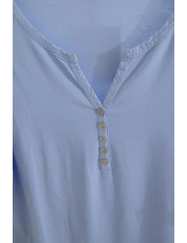 Nahaufnahme Knopfleiste des Hellblaues Damen-Shirt mit Henley-Ausschnitt und Turn-up Ärmeln auf einem Bügel