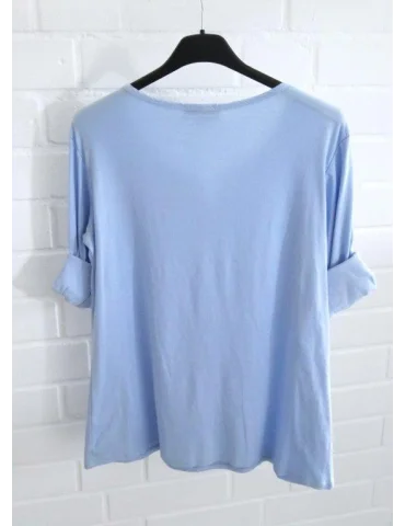 Rückansicht Hellblaues Damen-Shirt mit Henley-Ausschnitt und Turn-up Ärmeln auf einem Bügel