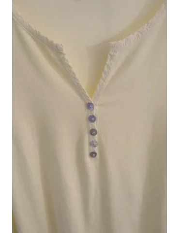 Nahaufnahme Knopfleiste Gelbes Damen-Shirt mit Henley-Ausschnitt und Turn-up Ärmeln auf einem Bügel