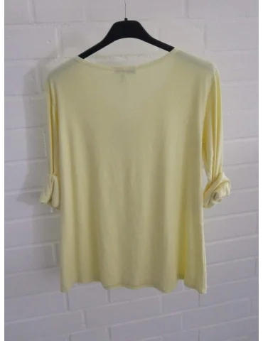 Rückansicht Gelbes Damen-Shirt mit Henley-Ausschnitt und Turn-up Ärmeln auf einem Bügel