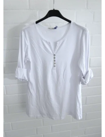 Weißes Damen-Shirt mit Henley-Ausschnitt und Turn-up Ärmeln auf einem Bügel