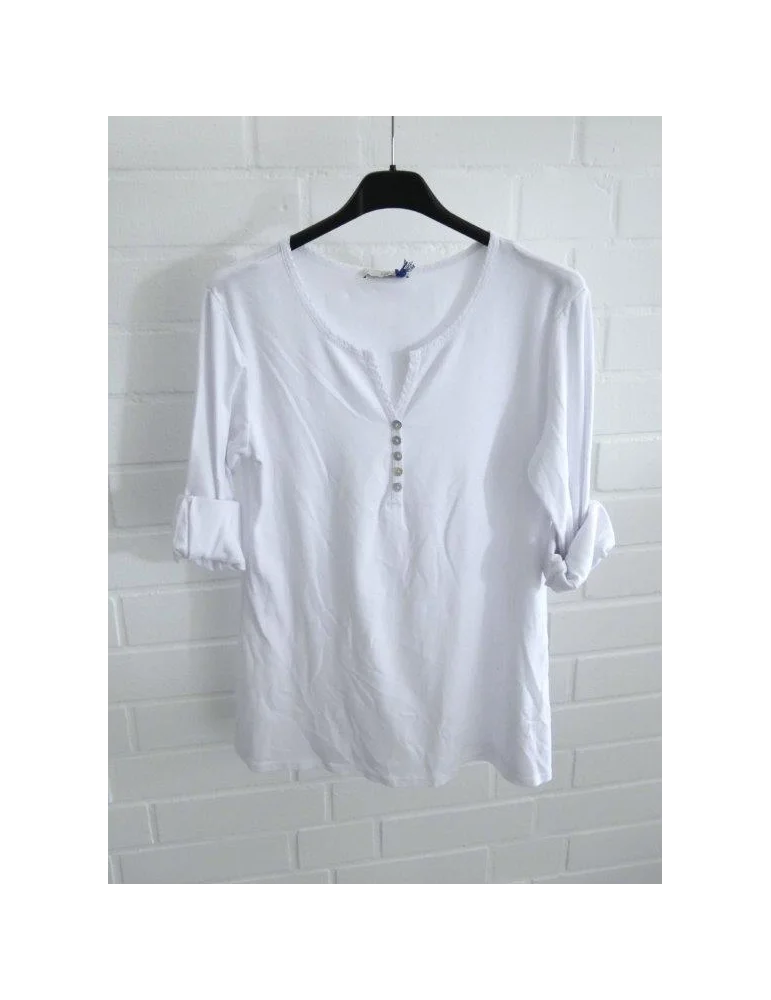 Weißes Damen-Shirt mit Henley-Ausschnitt und Turn-up Ärmeln auf einem Bügel