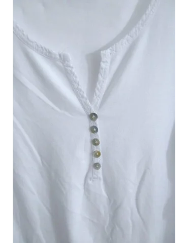 Nahaufnahme Knopfleiste Weißes Damen-Shirt mit Henley-Ausschnitt und Turn-up Ärmeln auf einem Bügel