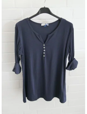 Dunkelblaues Damen-Shirt mit Henley-Ausschnitt und Turn-up Ärmeln auf einem Bügel