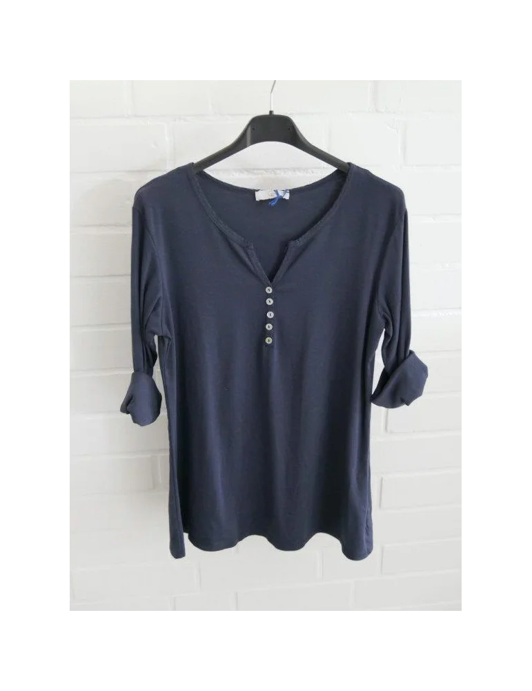 Dunkelblaues Damen-Shirt mit Henley-Ausschnitt und Turn-up Ärmeln auf einem Bügel