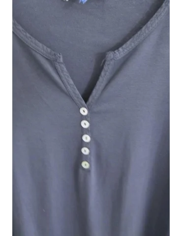 Nahaufnahme Knopfleiste Dunkelblaues Damen-Shirt mit Henley-Ausschnitt und Turn-up Ärmeln auf einem Bügel