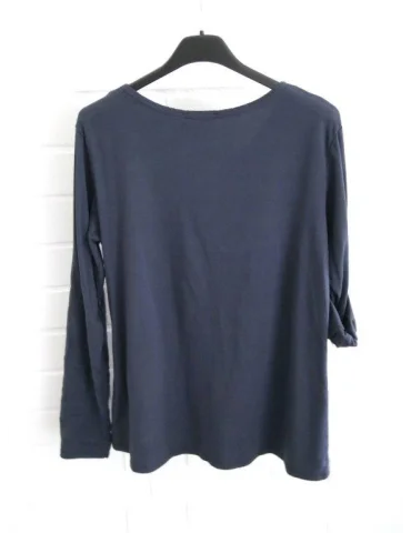 Rückansicht Dunkelblaues Damen-Shirt mit Henley-Ausschnitt und Turn-up Ärmeln auf einem Bügel